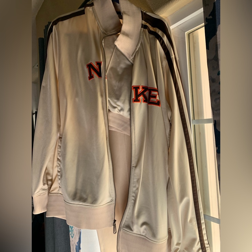 Men's Nike, soft Beige jogger set. Gently used. Very sharp, sporty outfit!